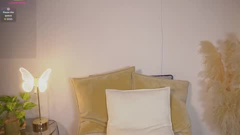 littletammy_ online show from April 5, 4:59 pm