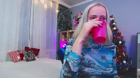 Snapshot of lizberry_moon chatting on December 9, 6:01 am Lisa online show from December 9, 6:01 am