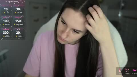 Snapshot of lizzi_fox chatting on December 19, 9:38 am Lizi-Fox online show from December 19, 9:38 am