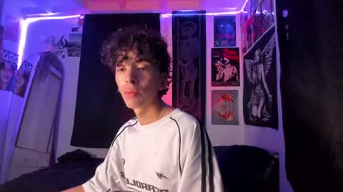 Snapshot of locke_bl chatting on August 2, 12:53 am locke_bl online show from August 2, 12:53 am