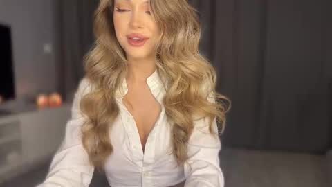 Snapshot of lodemure_ chatting on February 8, 8:34 pm Lolla online show from February 8, 8:34 pm