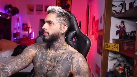 logan_hugh8 online show from April 8, 8:03 am