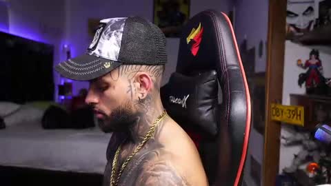 logan_hugh8 online show from April 17, 6:55 pm