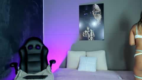 lola red online show from March 5, 8:05 pm