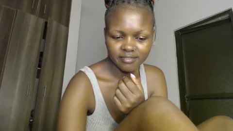 lolamia7 online show from February 18, 6:15 am