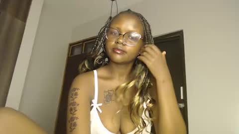 lolamia7 online show from March 7, 4:13 am