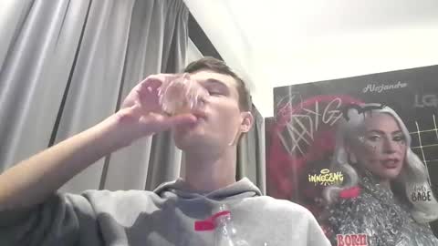 Snapshot of london_tomy chatting on December 14, 1:11 am london_tomy online show from December 14, 1:11 am