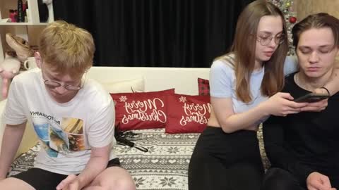 Jean and Isa right couple Mark and Eva left couple online show from January 5, 8:11 am