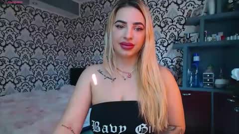 Queen LoraSinClare online show from April 15, 7:04 am