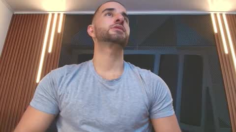  L O R E N Z O  Thumbs Up help  online show from February 14, 5:32 pm