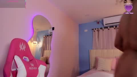 Snapshot of lou_22_ chatting on February 10, 12:31 pm Lou online show from February 10, 12:31 pm