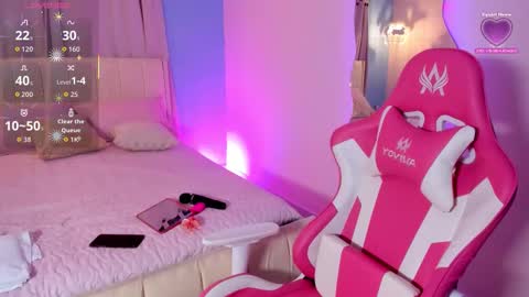 Snapshot of lou_22_ chatting on February 26, 12:59 pm Lou online show from February 26, 12:59 pm