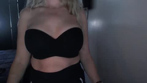 LoVe On  online show from April 7, 10:53 pm