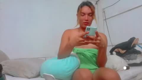 lovemarie120398 online show from July 9, 6:06 am