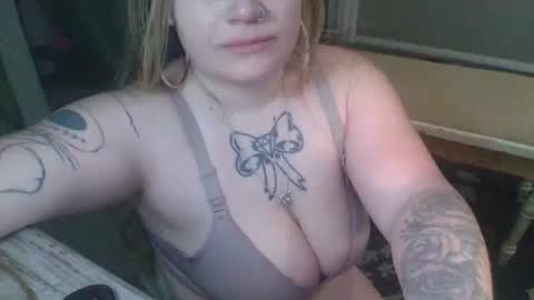 Snapshot of lovetubes101 chatting on February 28, 3:29 am lovetubes101 online show from February 28, 3:29 am