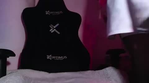 Snapshot of luan_goon chatting on February 23, 2:36 pm online show from February 23, 2:36 pm