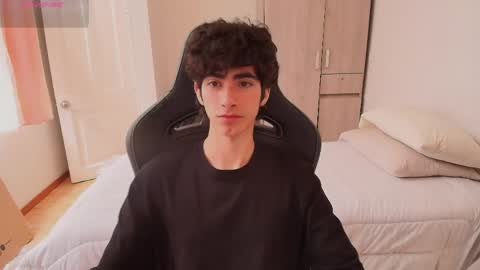 lucas_xo online show from June 3, 6:46 pm