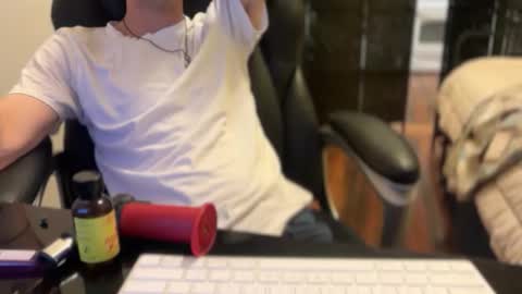 Snapshot of lucky_bme chatting on May 7, 12:27 am lucky_bme online show from May 7, 12:27 am