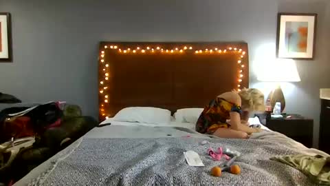 Snapshot of lucyloveslookers78240 chatting on December 6, 10:19 pm Lucy Loves Lookers online show from December 6, 10:19 pm
