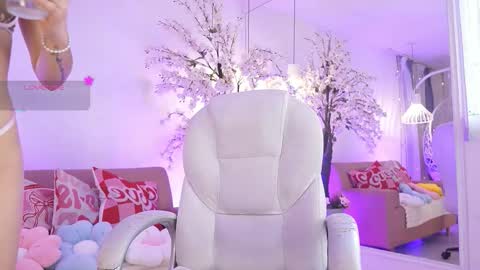 lucyweisser online show from March 18, 7:50 pm