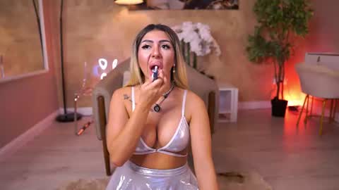 Snapshot of lucyyrosse chatting on June 22, 10:23 am LucyRose online show from June 22, 10:23 am