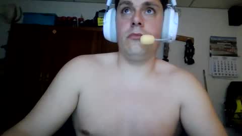 Snapshot of luis2423 chatting on April 18, 1:20 am A slave to the mistress.. un esclavo para las amas dominantes. online show from April 18, 1:20 am