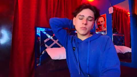 Snapshot of luke_howland chatting on July 10, 3:44 am Luke online show from July 10, 3:44 am