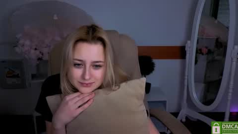 Snapshot of lulu___moon chatting on February 4, 9:53 pm Lily online show from February 4, 9:53 pm