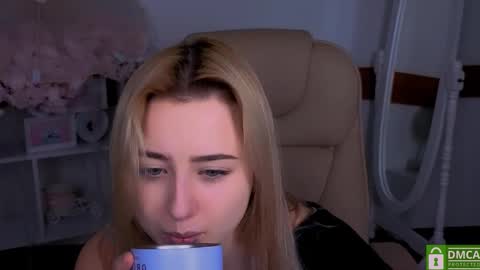 Snapshot of lulu___moon chatting on February 8, 9:29 pm Lily online show from February 8, 9:29 pm