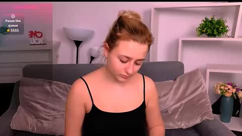 Snapshot of lulu___moon chatting on February 17, 9:43 pm Lily online show from February 17, 9:43 pm