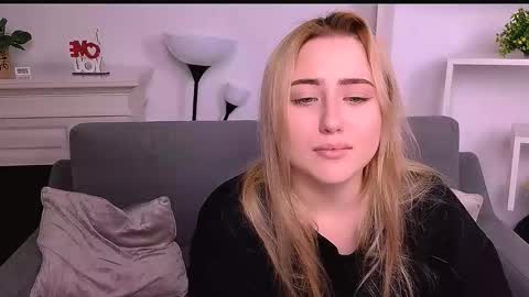 Snapshot of lulu___moon chatting on March 3, 10:15 pm Lily online show from March 3, 10:15 pm