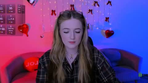 luna_berryy online show from April 11, 7:18 pm