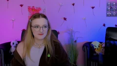 luna_berryy online show from May 29, 7:23 pm