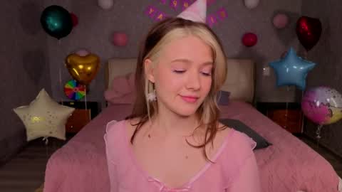 Snapshot of luna_moran chatting on June 5, 6:52 am Lina online show from June 5, 6:52 am