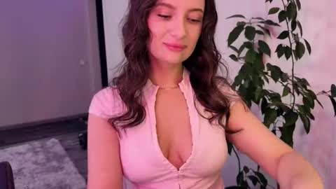 Snapshot of luna_raee chatting on July 19, 5:22 am luna_raee online show from July 19, 5:22 am