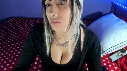 Snapshot of lunacristal_moon chatting on March 12, 1:39 pm lunacristal_moon online show from March 12, 1:39 pm