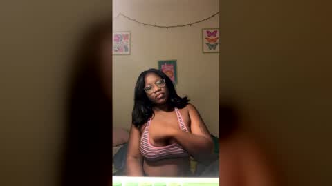 lunarnoelle online show from February 19, 4:08 am