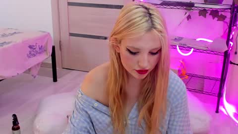 Snapshot of lunatale chatting on January 12, 6:49 am Kate online show from January 12, 6:49 am