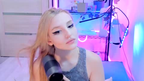 Snapshot of lunatale chatting on February 7, 3:12 am Kate online show from February 7, 3:12 am