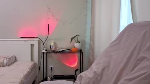 Snapshot of lunatale chatting on October 2, 7:48 am Kate online show from October 2, 7:48 am