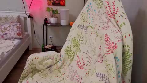 Snapshot of lunatale chatting on November 19, 1:22 pm Kate online show from November 19, 1:22 pm