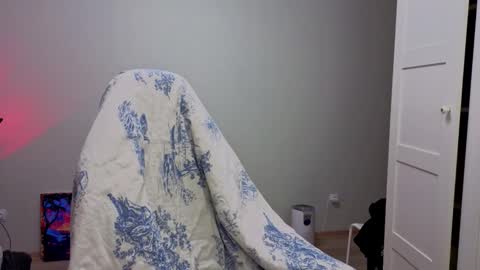 Snapshot of lunatale chatting on December 5, 10:35 am Kate online show from December 5, 10:35 am