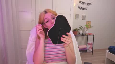 Snapshot of lunatale chatting on January 17, 3:06 pm Kate online show from January 17, 3:06 pm