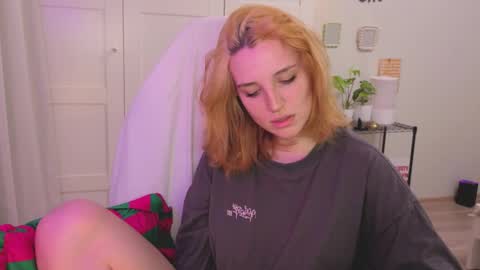 Snapshot of lunatale chatting on January 19, 3:05 pm Kate online show from January 19, 3:05 pm