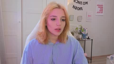 Snapshot of lunatale chatting on February 2, 9:19 am Kate online show from February 2, 9:19 am