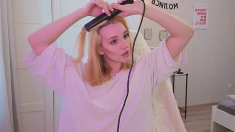 Snapshot of lunatale chatting on February 3, 9:58 am Kate online show from February 3, 9:58 am