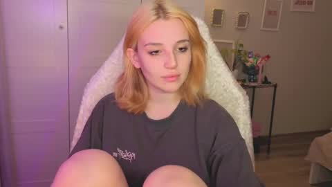 Snapshot of lunatale chatting on February 6, 9:51 pm Kate online show from February 6, 9:51 pm