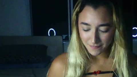 lunavelvvet online show from July 28, 11:15 pm
