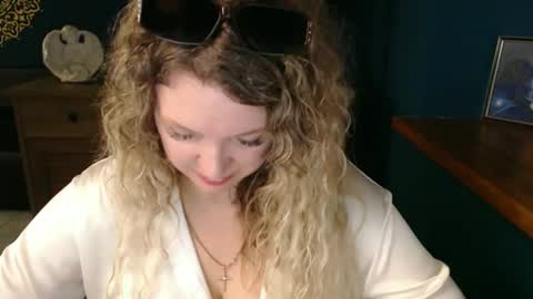 Snapshot of luxdonna chatting on June 5, 6:52 am Donna online show from June 5, 6:52 am