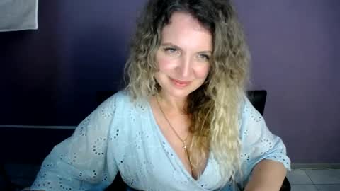 Snapshot of luxdonna chatting on June 24, 1:04 am Donna online show from June 24, 1:04 am